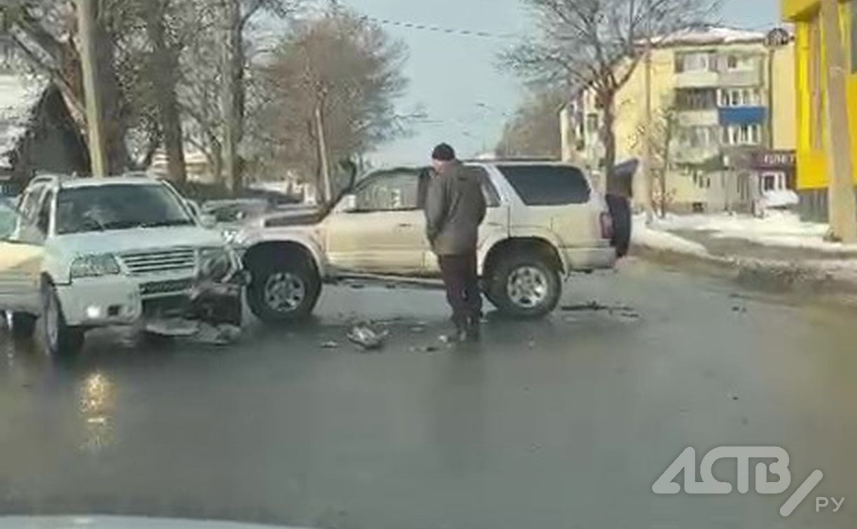 Два автомобиля столкнулись на улице Железнодорожной в Южно-Сахалинске