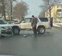 Два автомобиля столкнулись на улице Железнодорожной в Южно-Сахалинске