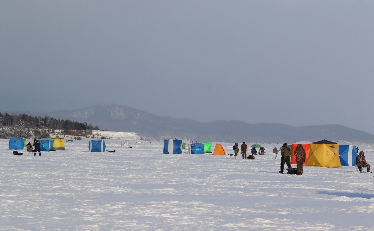 Сахалинским рыбакам-любителям напомнили правила поведения на льду 