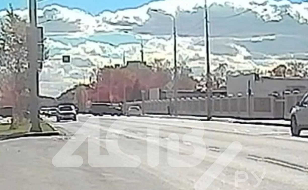 В Южно-Сахалинске водитель "Лексуса" не сумел развернуться с первого раза и устроил аварию