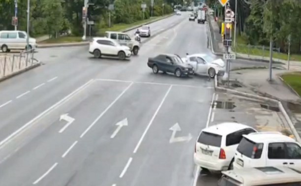 Для кого светофор? Две иномарки разлетелись на перекрестке в Южно-Сахалинске