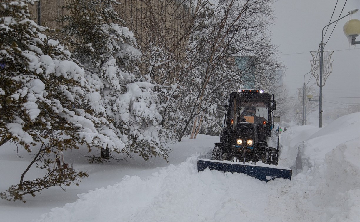 Провалено: подрядчиков Южно-Сахалинска будут отстранять от работы из-за плохой расчистки от снега