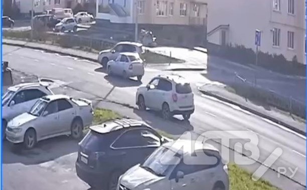 Момент ДТП в Дальнем попал на камеру наружного наблюдения