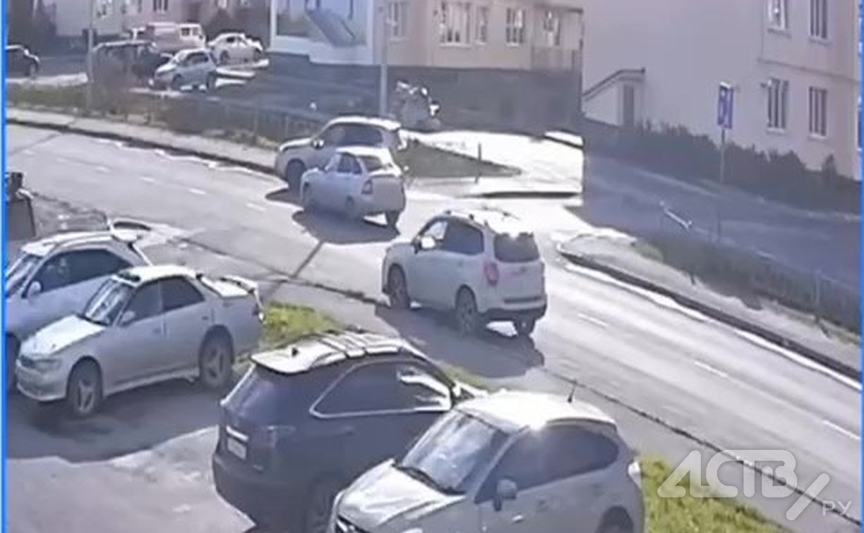 Момент ДТП в Дальнем попал на камеру наружного наблюдения