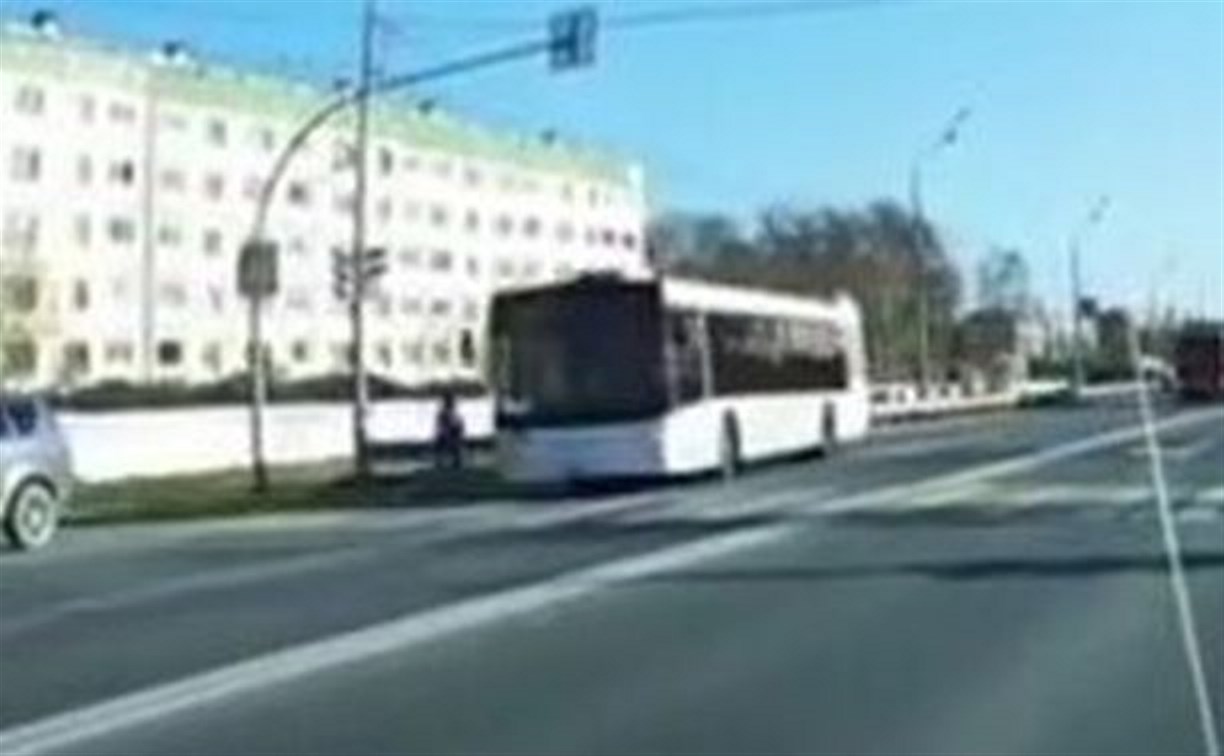 Пешеход в Южно-Сахалинске эффектно увернулся от столкновения с рейсовым автобусом