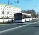 Пешеход в Южно-Сахалинске эффектно увернулся от столкновения с рейсовым автобусом
