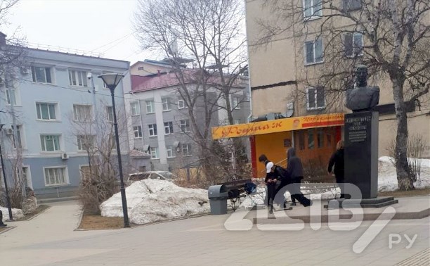 Школьники на самокатах разносят памятник Крузенштерну в Южно-Сахалинске