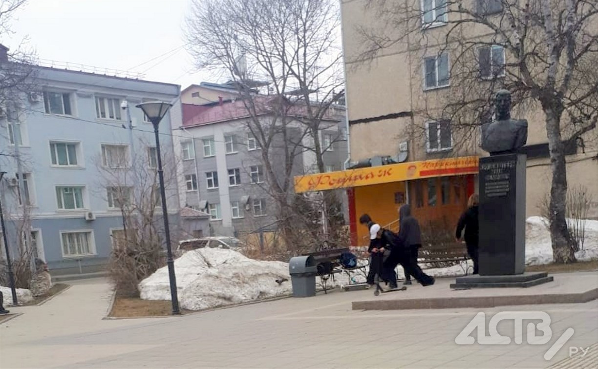 Школьники на самокатах разносят памятник Крузенштерну в Южно-Сахалинске 