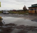 Новый тротуар в Углегорске утопил пассажиров автобусов в грязи