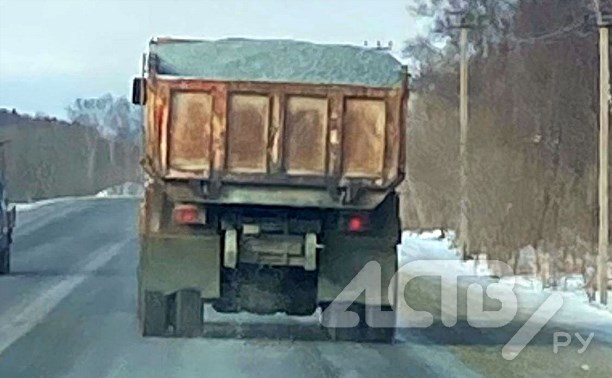 Два заполненных под завязку большегруза на Сахалине "раздавали щебень" прямо на дороге