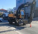 Очевидцев наезда экскаватора на женщину продолжают искать в Южно-Сахалинске