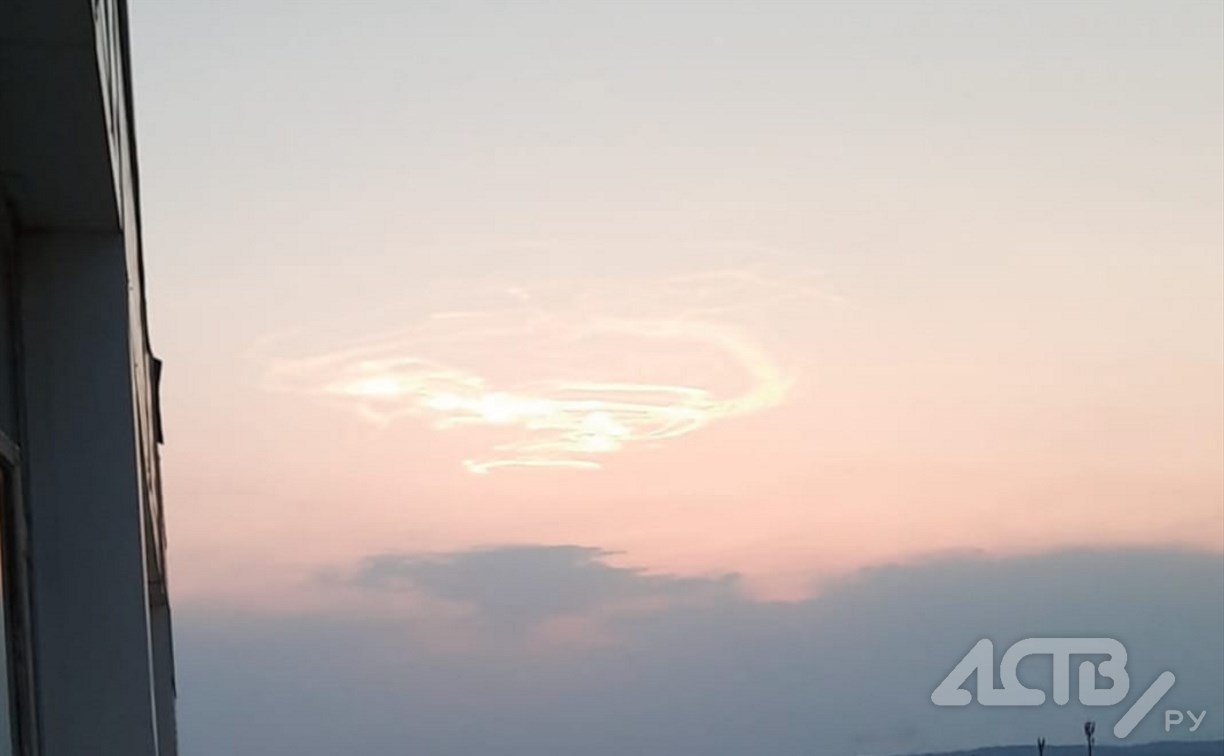 Интересные серебристые облака в виде воронки заметил житель Тымовского