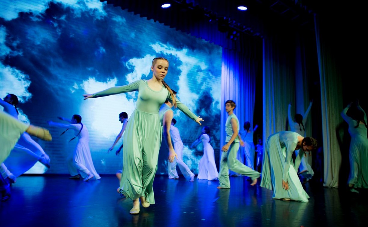 На сцену дома культуры в Южно-Сахалинске вышли 80 танцоров