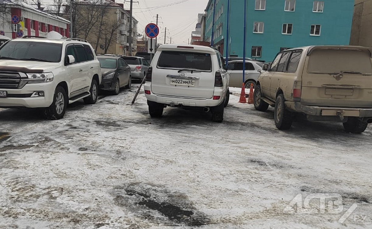 Автохамы заставили машинами выезд из пожарной части в Южно-Сахалинске