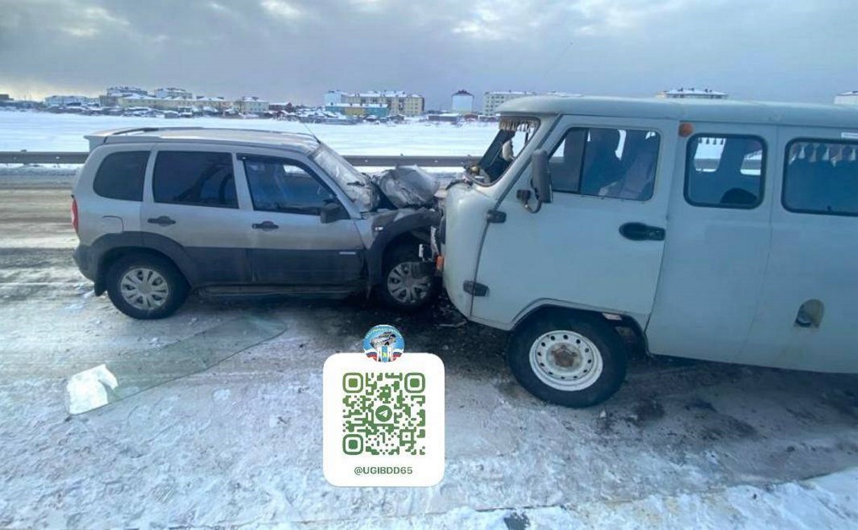 Водитель УАЗ на Сахалине вылетел на встречку и врезался в "Ниву"