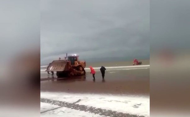 Сахалинцы выложили в сеть видео спасения утонувшего в море экскаватора