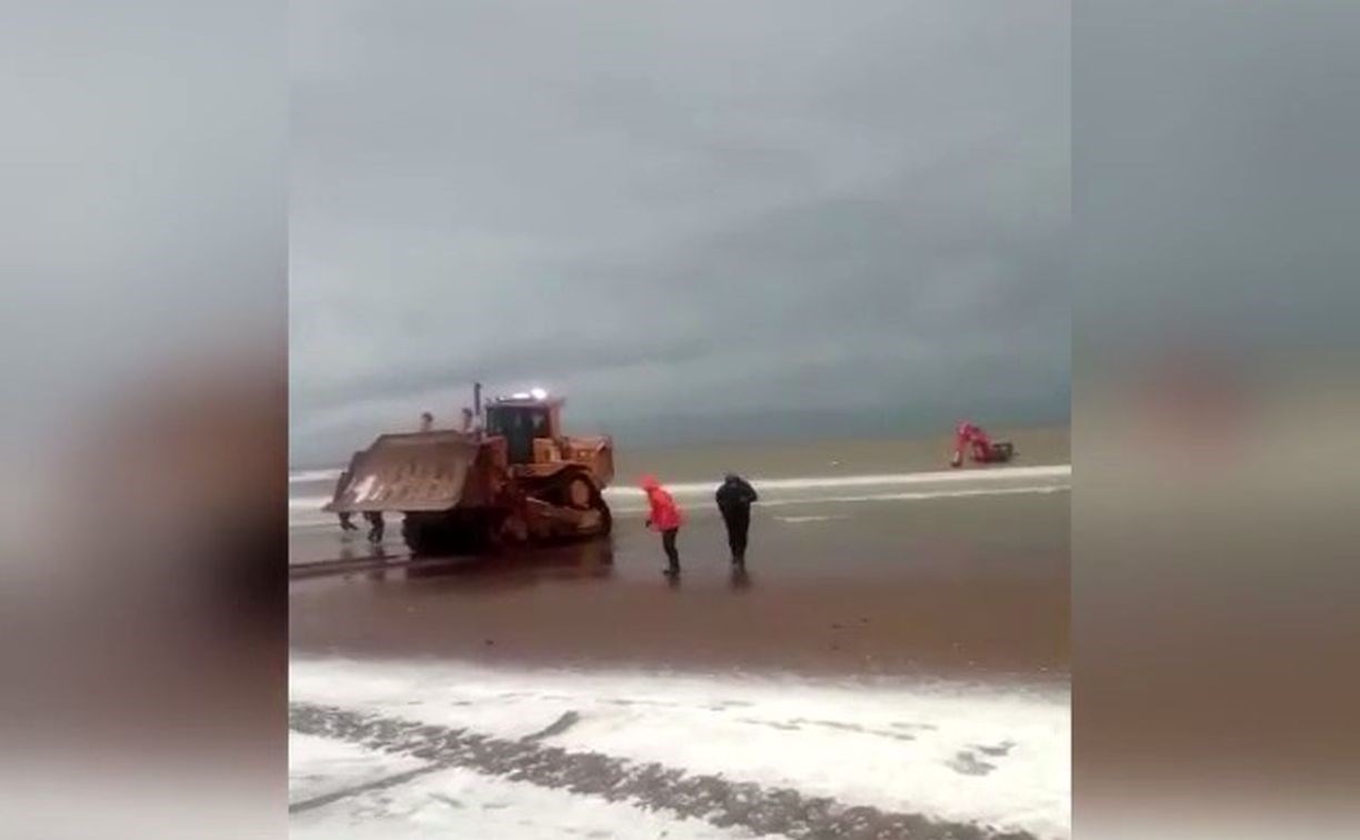 Сахалинцы выложили в сеть видео спасения утонувшего в море экскаватора -  Новости Сахалинской области - astv.ru