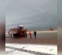 Сахалинцы выложили в сеть видео спасения утонувшего в море экскаватора