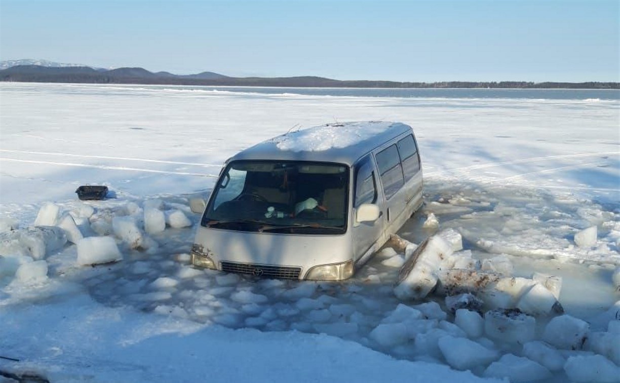 Сахалинские рыбаки на Изменчивом утопили автобус 