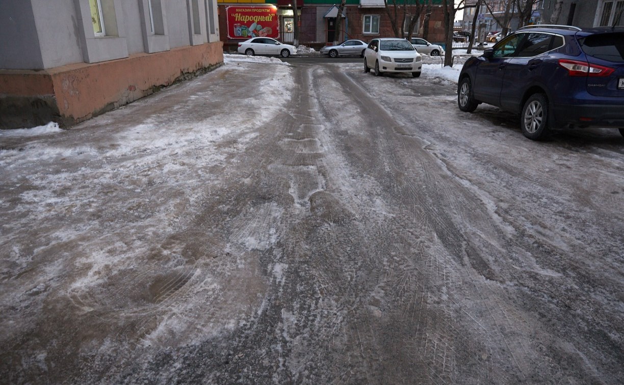 Припаркованные машины мешают очищать от снега и льда Южно-Сахалинск 