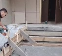 В одном из домов в Южно-Сахалинске демонтировали новое крыльцо, чтобы сделать его ещё новее 