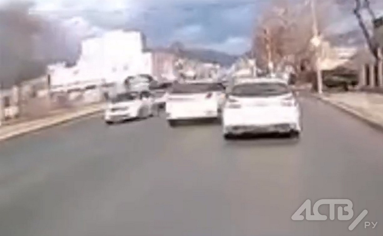 "Шумахер" на Honda на бешеной скорости пронёсся по Южно-Сахалинску, задев несколько машин