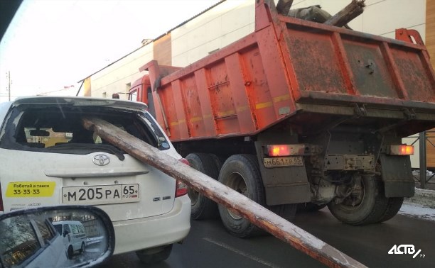 Доска пробила заднее стекло автомобиля такси в Южно-Сахалинске