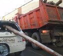 Доска пробила заднее стекло автомобиля такси в Южно-Сахалинске