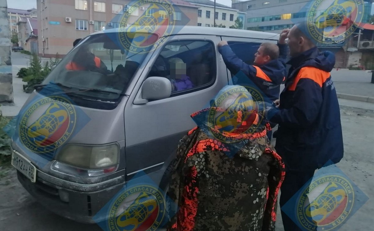 Сахалинские спасатели выехали на помощь трёхлетней девочке: она закрылась в машине