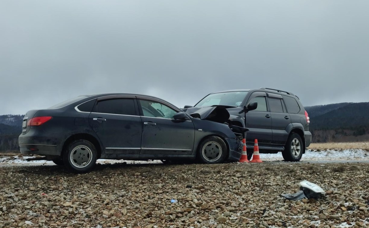 В метель на побережье Сахалина внедорожник подбил седан: два человека в больнице