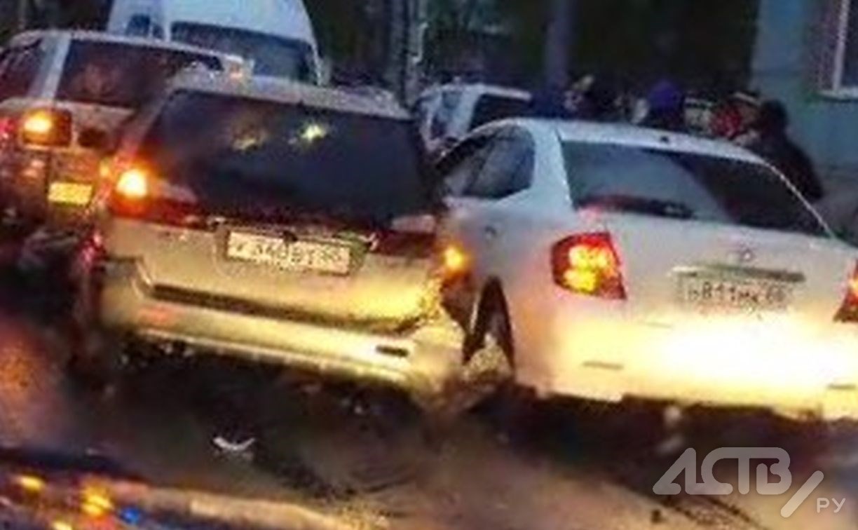 Опубликовано видео массового ДТП в Южно-Сахалинске - пострадали четыре автомобиля