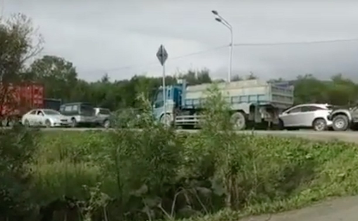 Пробки на въезде в Южно-Сахалинск беспокоят островитян