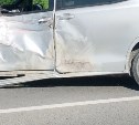 В Южно-Сахалинске разыскивают тех, кто видел столкновение красного самосвала и Toyota Noah