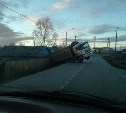 Грузовик врезался в забор жилого дома в Смирных