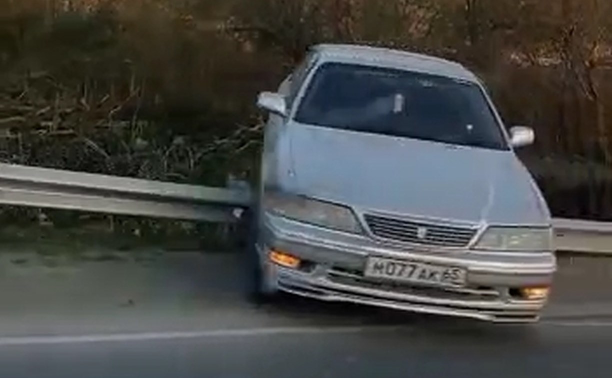 Автомобиль повис на дорожном ограждении в результате ДТП в Южно-Сахалинске