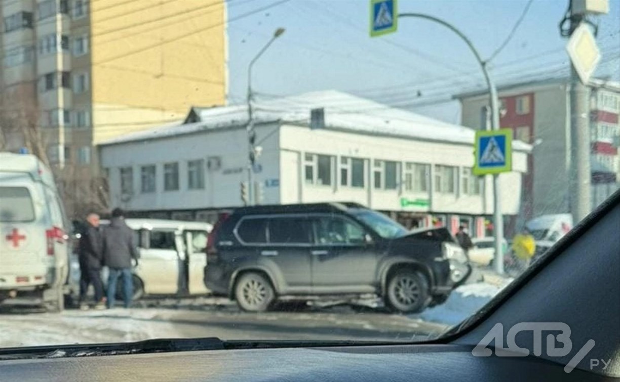 Экстренные службы съехались к месту жёсткого ДТП в Южно-Сахалинске