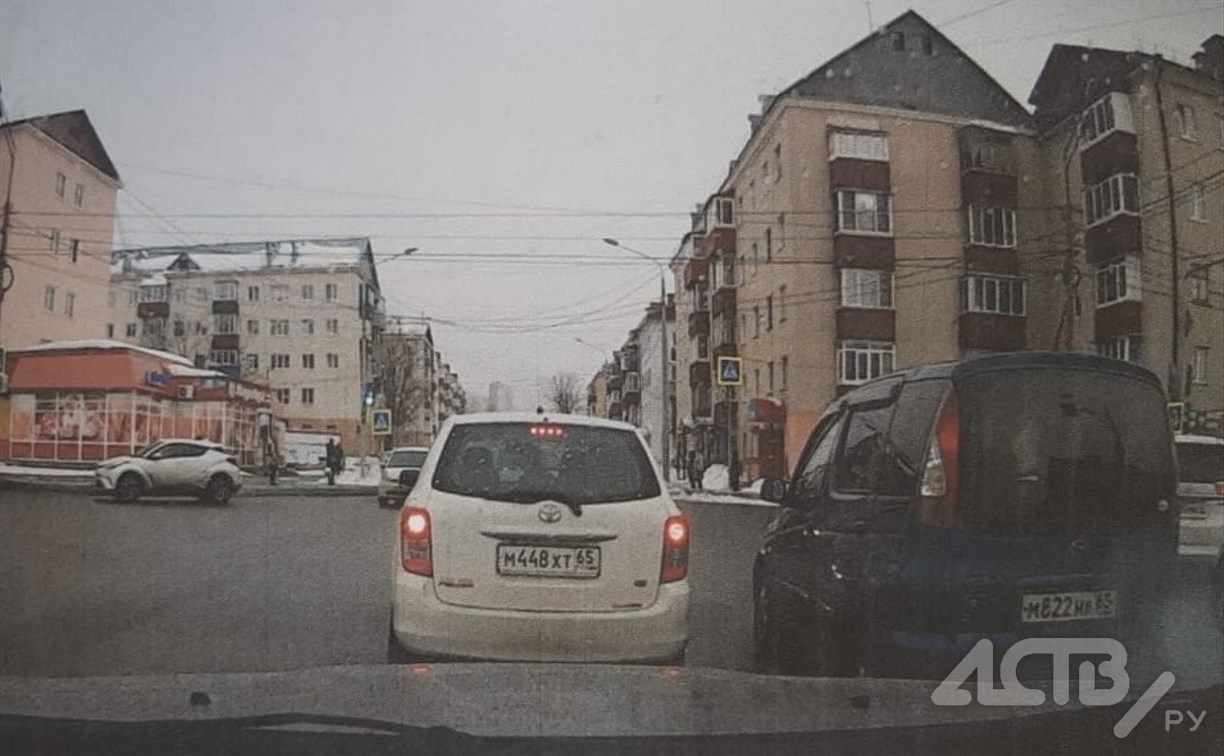 Водитель на Toyota FunCargo столкнулся с Mitsubishi ASX и скрылся с места ДТП в Южно-Сахалинске