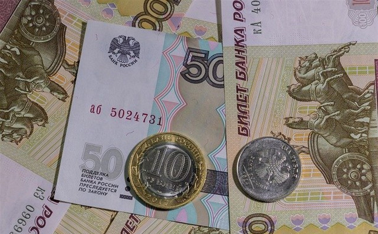 За год сахалинский бухгалтер понемногу вытащила из своей компании 3,2 миллиона рублей