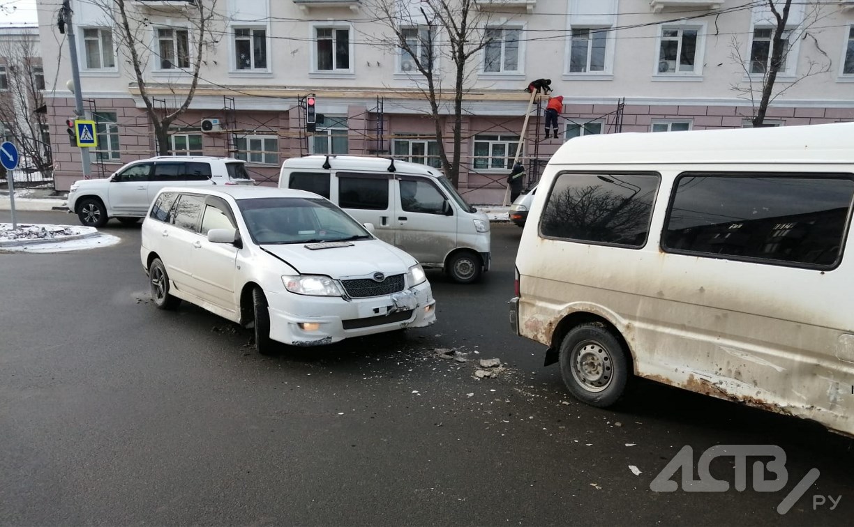 Очевидцев столкновения Nissan Vanette и Toyota Corolla Fielder ищут в Южно-Сахалинске
