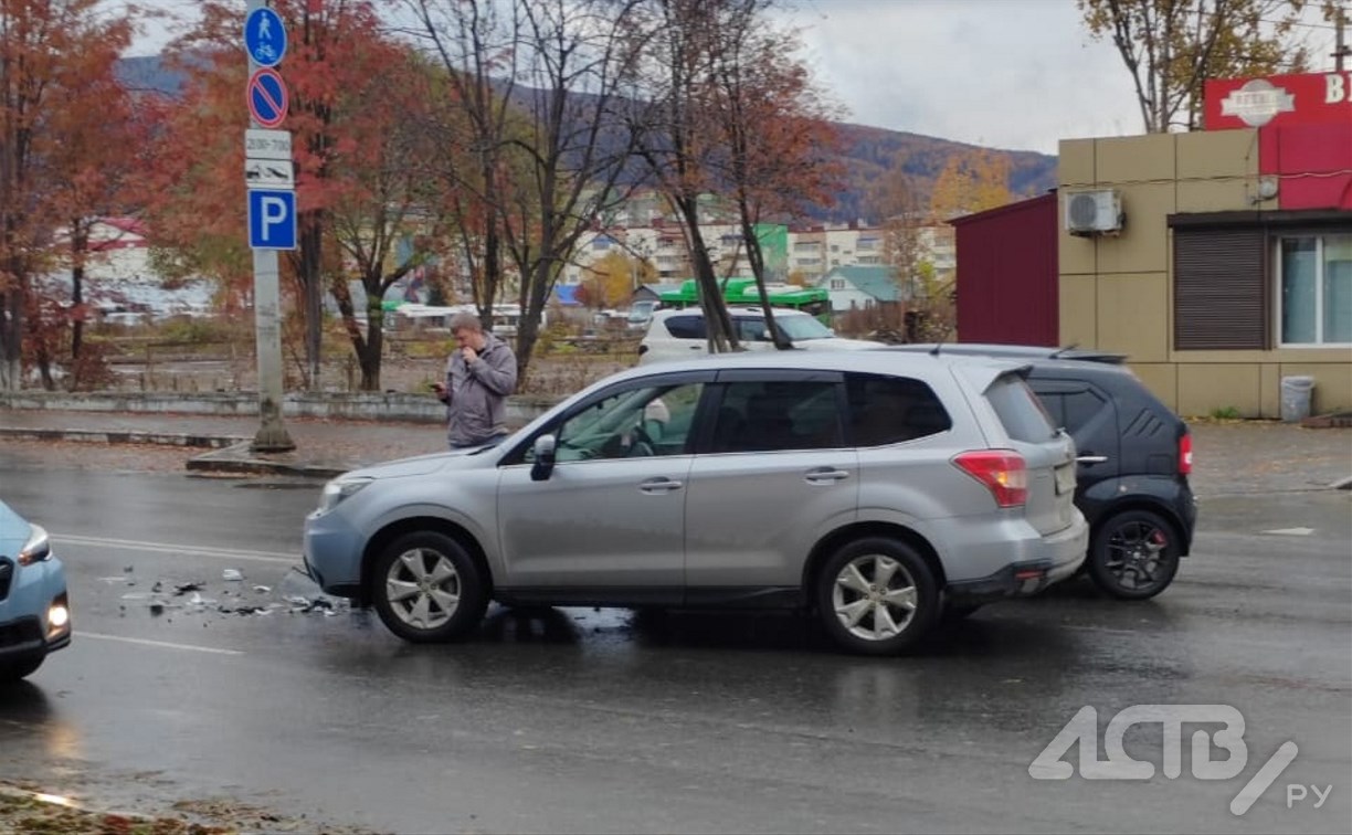 На ул. Пограничной в Южно-Сахалинске не разъехались Subaru Forester и Suzuki  На ул. Пограничной в Южно-Сахалинске не разъехались Subaru Forester и Suzuki