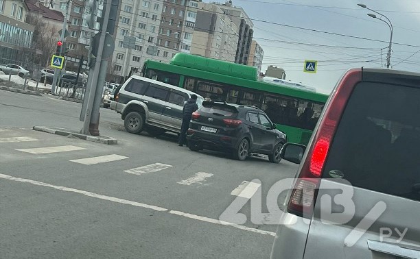 Три автомобиля столкнулись на перекрёстке в Южно-Сахалинске 
