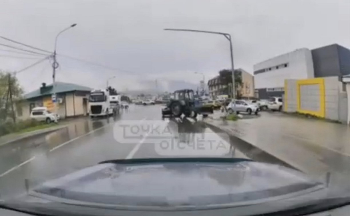 В Южно-Сахалинске трактор выехал на тротуар и едва не наехал на ребёнка