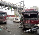 Момент столкновения автобуса и самосвала в Южно-Сахалинске попал на видео 