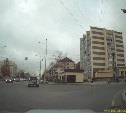 Водитель "Субару" пролетел в сантиметрах от женщины с детьми в Южно-Сахалинске