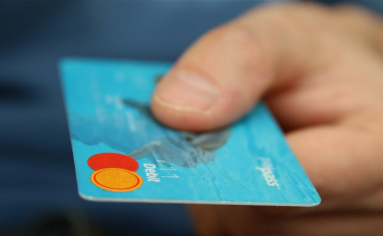 Житель Александровска-Сахалинского нашёл чужую банковскую и попал в полицию