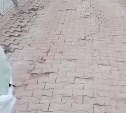 Жители Южно-Сахалинска жалуются на состояние тротуара на Хабаровской улице