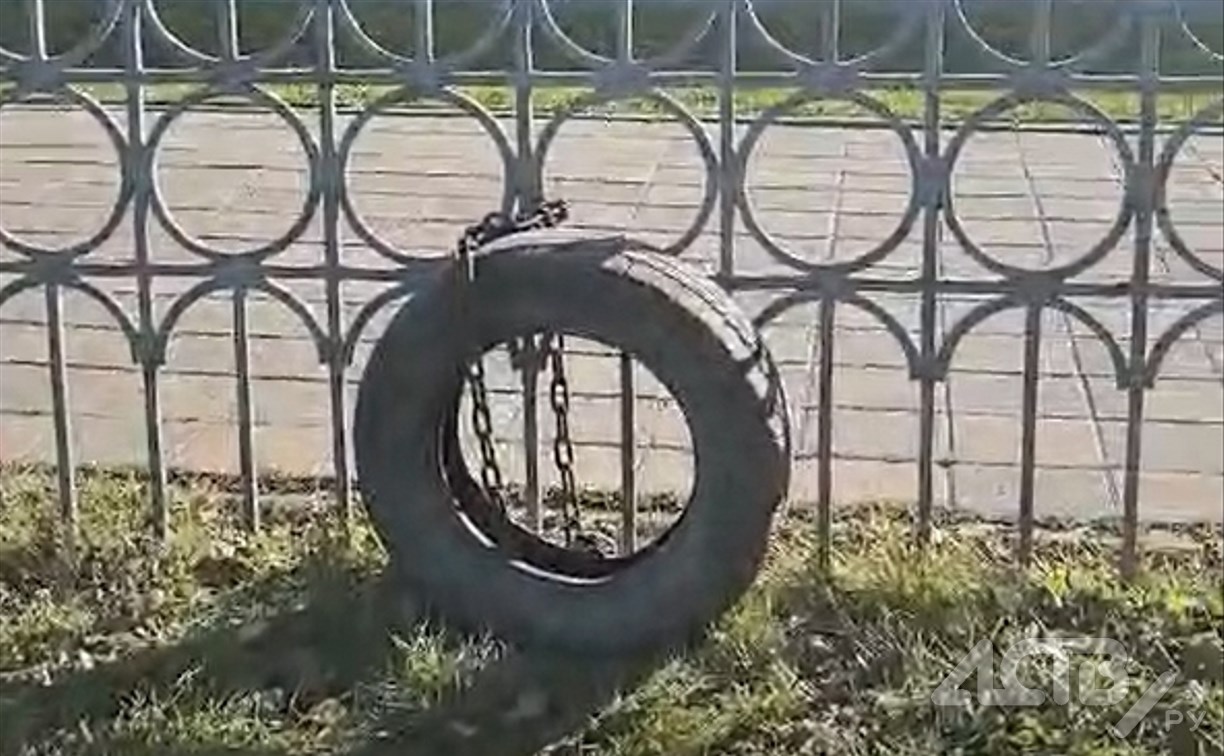 "Дичь какая-то": авто у ТЦ в Южно-Сахалинске сковали цепью и требовали у владельца оплату за стоянку  "Дичь какая-то": авто у ТЦ в Южно-Сахалинске сковали цепью и требовали у владельца оплату за стоянку