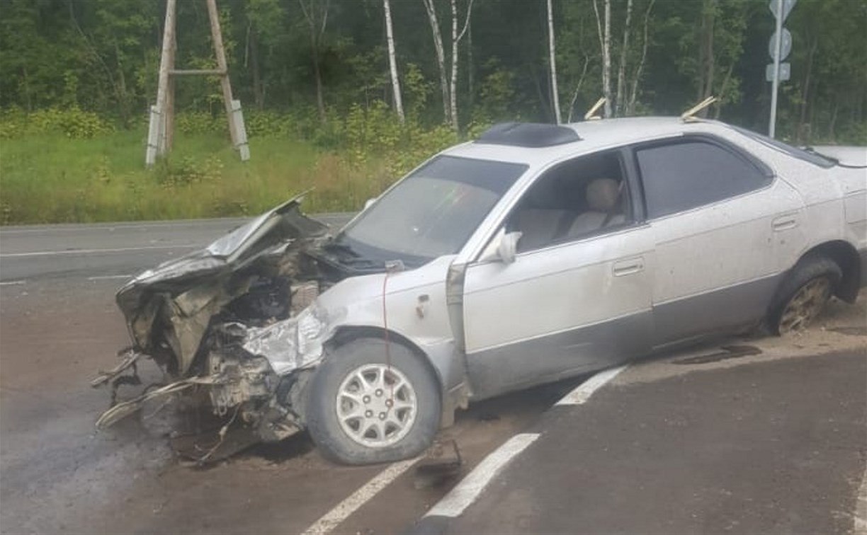 Легковая Toyota врезалась в длинномер в районе Тымовского