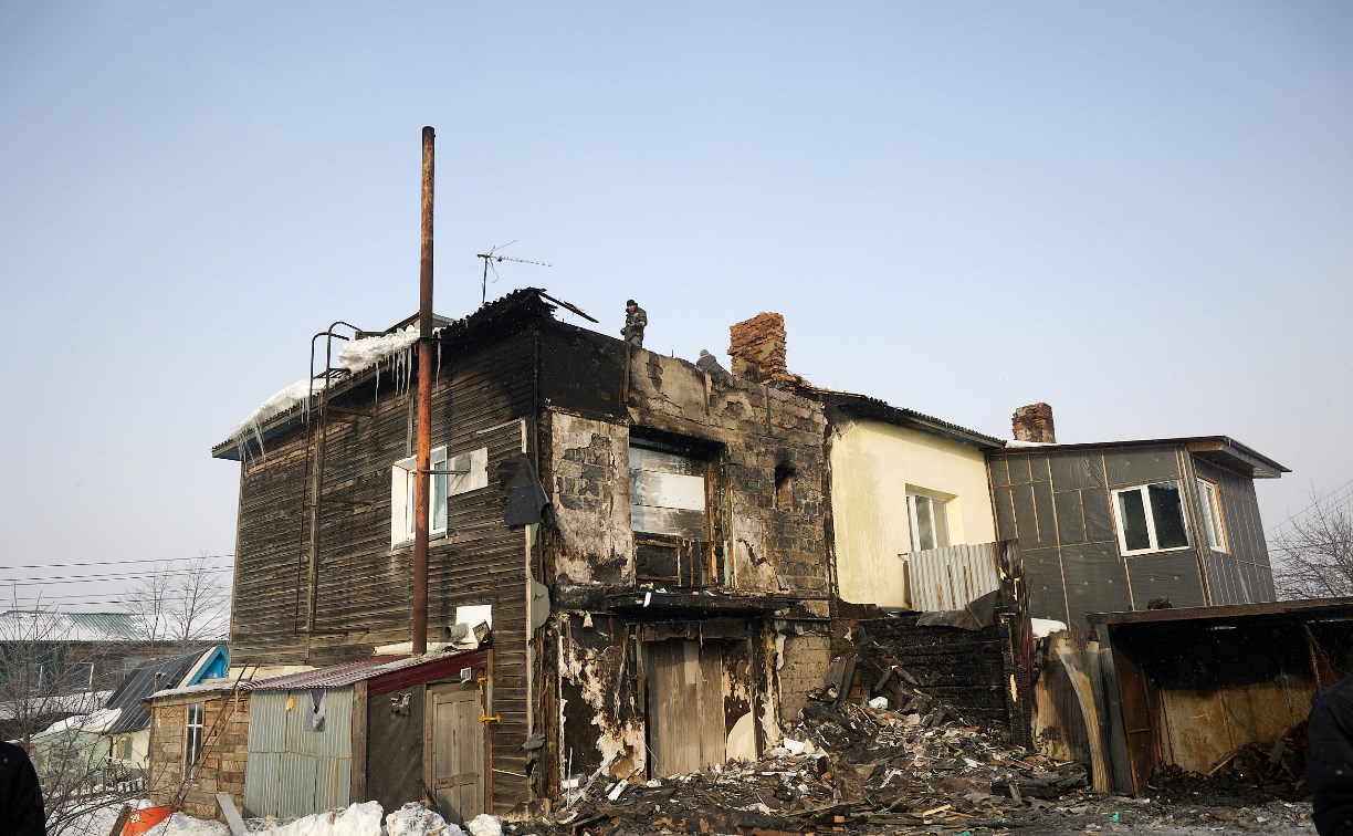 Кровлю пострадавшего от пожара дома восстанавливают в Южно-Сахалинске