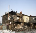 Кровлю пострадавшего от пожара дома восстанавливают в Южно-Сахалинске